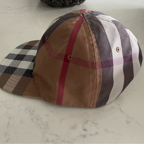 Burberry Vintage check reversible hat. - Picture 5 of 5
